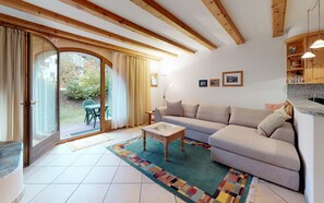 Fernseher, Kamin, Stereoanlage