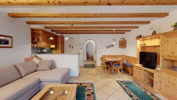 Fernseher, Kamin, Stereoanlage