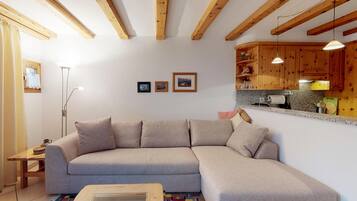 Fernseher, Kamin, Stereoanlage