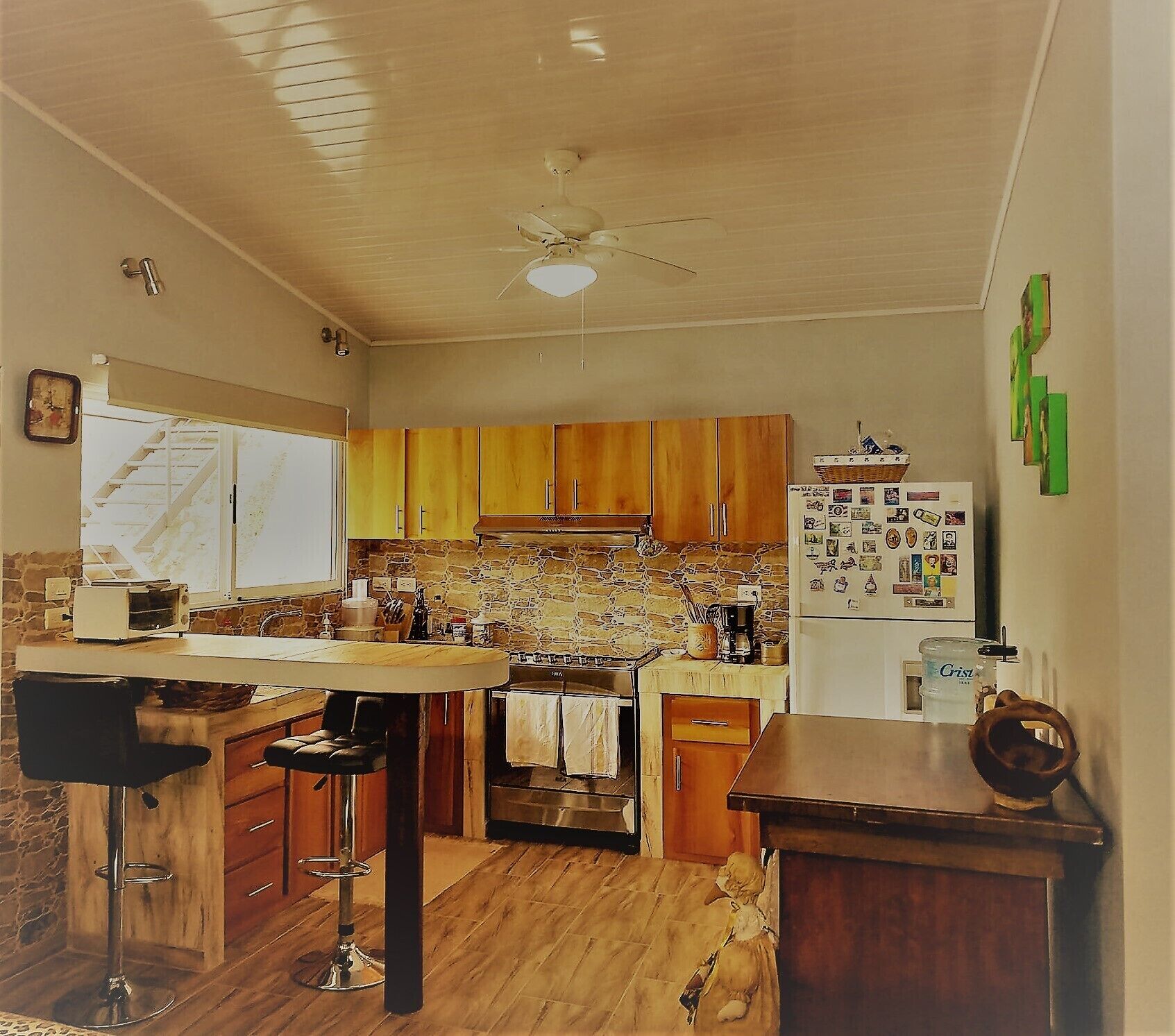 Cafetera/tetera, refrigerador, horno, placa de cocina
