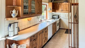 Køleskab, kogeplade, opvaskemaskine, kaffe-/temaskine