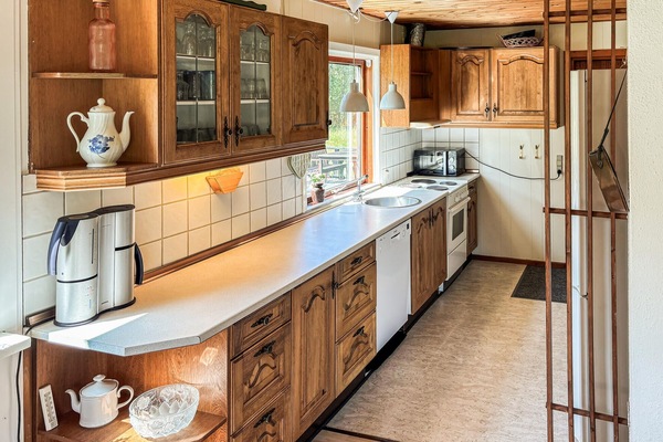 Fridge, stovetop, dishwasher, coffee/tea maker