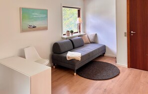Een televisie en een open haard