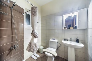 Apartemen Comfort, pemandangan gunung | Kamar mandi | Sandal, handuk, sabun, dan sampo