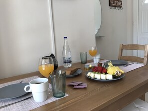 Apartamento conforto, vista para a montanha | Sala de estar | TV