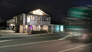 Front of property – evening/night - Airport Delight Motel (Auckland)