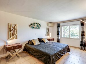 5 bedrooms, travel cot, free WiFi