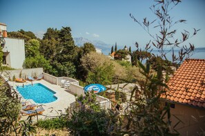 Outdoor pool, a heated pool - Studio Apartment w. heated Pool; between Split&Makarska; *Availble in July* (Marušici)