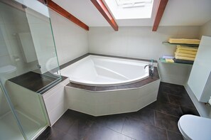 Bathtub, rainfall showerhead, hair dryer, towels - Modern apartment with plenty of space for 4 people (Großräschen)
