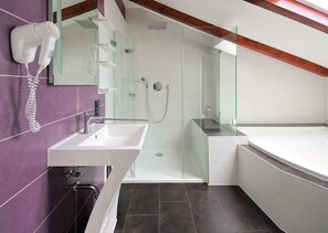 Kylpyamme, sadesuihkupää, hiustenkuivaaja, pyyhkeet