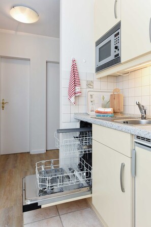 Køleskab, mikrobølgeovn, opvaskemaskine, højstol