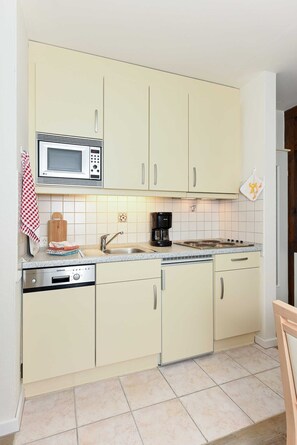 Kühlschrank, Mikrowelle, Geschirrspüler, Hochstuhl