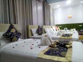 Family Room | Desk, rollaway beds, free WiFi