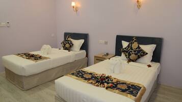 Twin Room | Desk, rollaway beds, free WiFi