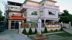 Un hotel de varios pisos con un letrero llamativo que dice "Fortune Bagah Hotel".