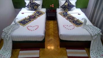 Twin Room | Desk, rollaway beds, free WiFi