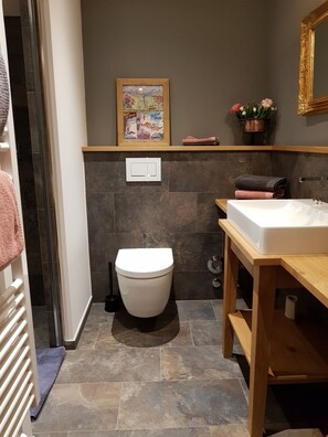 Baignoire, séchoir à cheveux, serviettes fournies