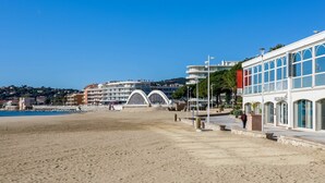 Un hôtel situé en bord de mer, doté d’une grande terrasse, d’un restaurant et offrant une vue sur la mer.