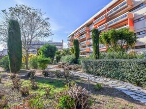 Een aangelegde tuin met diverse planten en een pad van natuursteen.