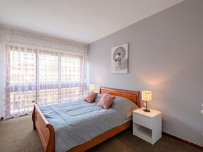1 bedroom, travel cot, WiFi, bed sheets