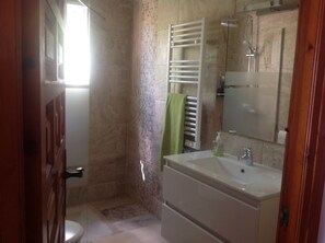 Dusche, Haartrockner, Handtücher, Toilettenpapier
