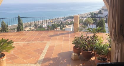 Panoramablick auf das Meer mit Blick auf den Strand von Mojacar Playa.