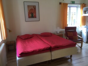 1 bedroom, iron/ironing board, travel cot, free WiFi
