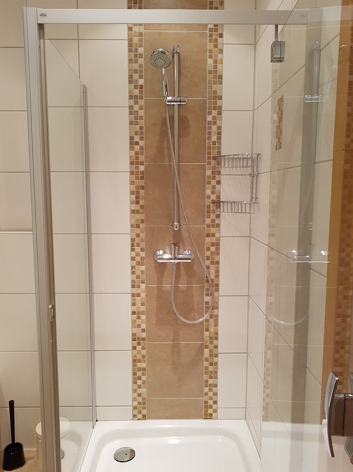 Badewanne, Haartrockner, Handtücher, Shampoo