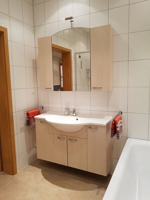 Baignoire, sèche-cheveux, serviettes fournies, shampoing