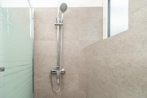 Bathtub, towels