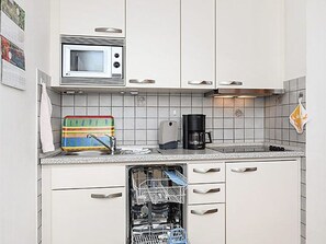 Køleskab, mikrobølgeovn, opvaskemaskine, højstol