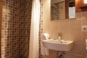 Combined shower/tub, bidet, towels - Charming country house with pool, beautiful outdoor, a7c and Wi-Fi. (S'Horta)