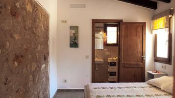 4 bedrooms, iron/ironing board, travel crib, free WiFi