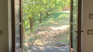 A doorway leading to a stone pathway surrounded by greenery. - Studio in Chianti Villa in heart of Tuscany, super-large pool, 14 ha property (Gaiole in Chianti, Prov. Siena, Toscana)
