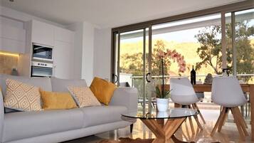 TV connectée, lecteur de DVD, livres, chaßne hi-fi