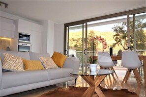 Smart-tv, een dvd-speler, boeken en een stereo