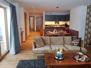 Interior - Kaiserblick vacation apartment, 80sqm, with terrace and panoramic view of the Kaiser Mountains (Reit im Winkl)