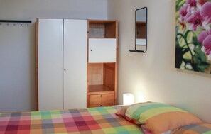 3 bedrooms, travel crib, free WiFi - 3 bedroom amazing home in Grou (Grou)