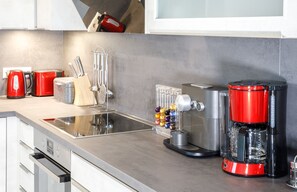 Kühlschrank, Mikrowelle, Ofen, Herdplatte