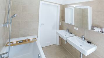 Badewanne, Haartrockner, Hausschuhe, Handtücher