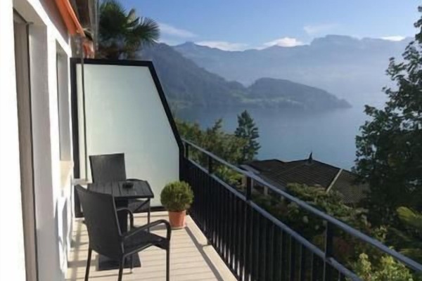 Seit 2014 neue, größere Terrasse mit noch mehr Seesicht auf die Berge und den Vierwaldstätter See