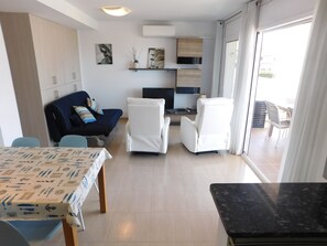 TV - Holiday apartment with sea views in Salatar, Roses (ROSES)