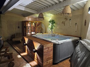 Indoor spa tub - Small flirtatious house (Caumont-sur-Durance)
