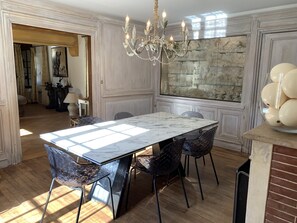 Dining - "Moulin des Charmes" in a park of 1ha crossed by the river (Molineuf)