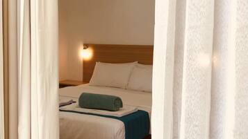 Escritorio, wifi gratis y ropa de cama
