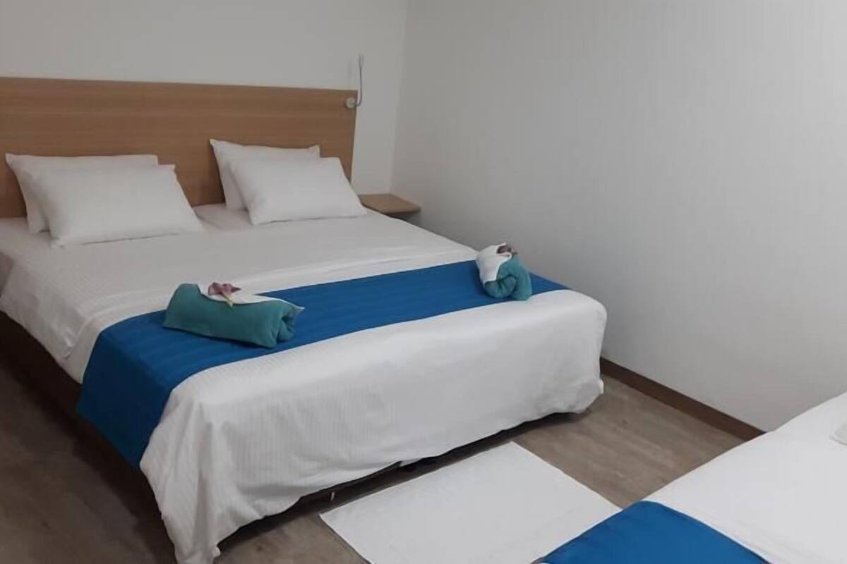 Quarto luxo | Escrivaninha, Wi-Fi de cortesia, roupa de cama