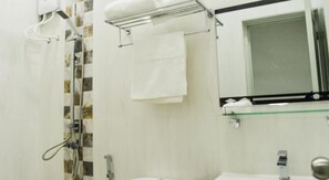 Deluxe Room | Bathroom - Luxury Beach Maldives (Guraidhoo)