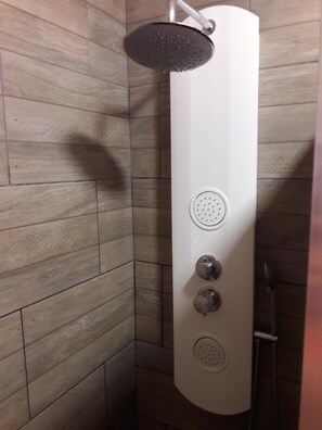 Douche, serviettes fournies
