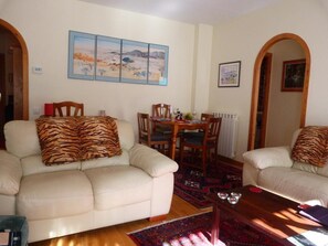 Televisor de pantalla plana, consola de videojocs i reproductor de DVD 