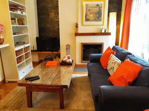 Televisor de pantalla plana, consola de videojocs i reproductor de DVD 